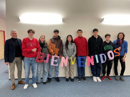 Von Januar bis Ende Februar heißt es für sechs Wochen in zwei elften Klassen „tenemos visita“- Wir haben Besuch.
Fünf Schülerinnen und Schüler aus Chile sind derzeit zu Gast in Sonthofen und besuchen mit ihren deutschen Austauschpartnerinnen und -partnern den Unterricht. Zwei der südamerikanischen Gäste kommen aus Chiles Norden und drei aus der Hauptstadt, Santiago de Chile. Nun werden sie für die Dauer ihres Aufenthalts das Oberallgäu kennenlernen und ihre Deutschkenntnisse vertiefen. Aber auch für unsere Schülerinnen und Schüler ist es eine hervorragende Möglichkeit von und mit Muttersprachlern zu lernen.
Der Gegenaustausch wird im Juli und im August stattfinden. Das bedeutet für die Reisenden, wie auch jetzt, es geht vom Sommer in den Winter.