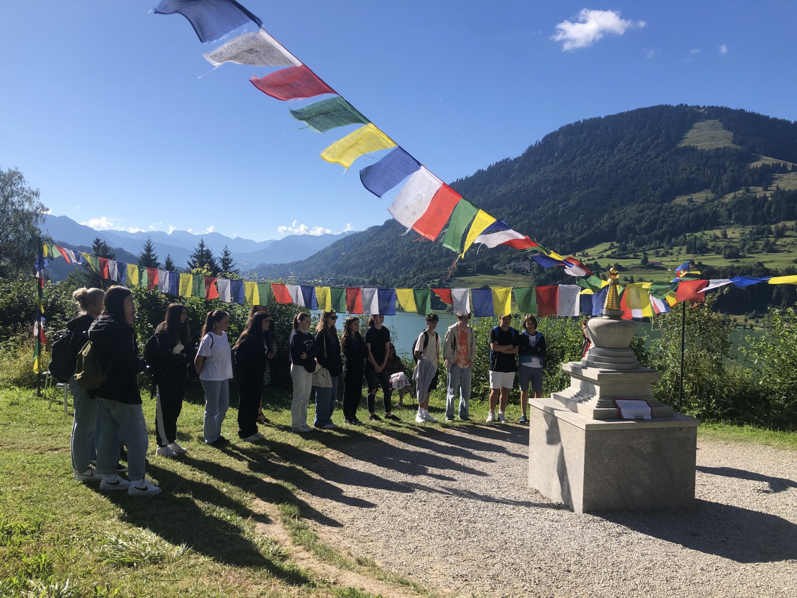 <p class="wp-block-paragraph">In letzten Schuljahr durften die Schüler und Schülerinnen der 9. Klassen im Rahmen des Ethikunterrichtes das Europe Center in Immenstadt besuchen, um bei schönstem Wetter und einem atemberaubenden Blick auf den Alpsee in die Lehren des Buddhismus einzutauchen.</p>



<p class="wp-block-paragraph">In einer eineinhalbstündigen Führung durch das internationale Meditationszentrum konnten Fragen zum Buddhismus geklärt und eine ganzheitliche Lernerfahrung möglich gemacht werden.</p>