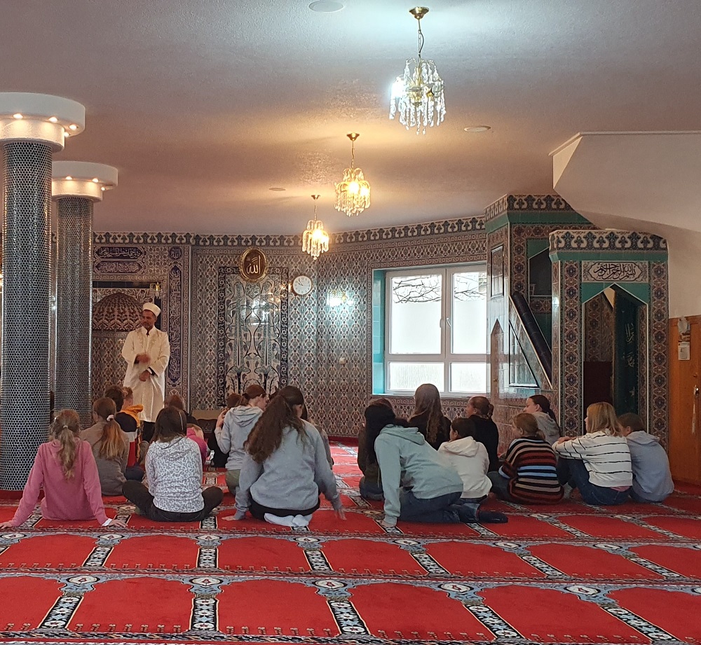 <p class="wp-block-paragraph">Im Rahmen des Ethikunterrichts besuchten die 7. Klassen die Moschee in Immenstadt. Dabei erhielten die Schülerinnen und Schüler einen Einblick in den islamischen Glauben, die Bedeutung der Moschee als Gebets- und Begegnungsort sowie in religiöse Traditionen und Rituale. Der Besuch bot die Gelegenheit, Fragen zu stellen, Vorurteile abzubauen und den respektvollen Dialog zwischen den Religionen zu fördern. So wurde interreligiöses Lernen anschaulich und lebendig erlebbar.</p>