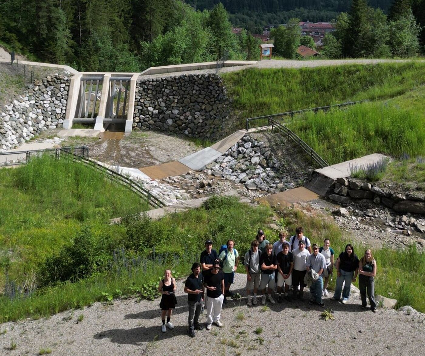 <p class="wp-block-paragraph">Im Rahmen einer erfolgreichen Kooperation zwischen dem Gymnasium Sonthofen und dem Wasserwirtschaftsamt Kempten öffneten sich für die Oberstufe exklusive Türen zur angewandten Geowissenschaft: Der Geodynamik-Kurs (Q12) unter der Leitung von Uwe Kalchreuter untersuchte vor Ort die hochmoderne Murfangsperre am Vorderhindelanger Dorfbach. </p>